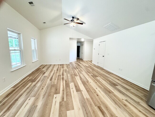 Building Photo - 3 Bedroom, 2 Bath w/ Immediate Availability in Walhalla