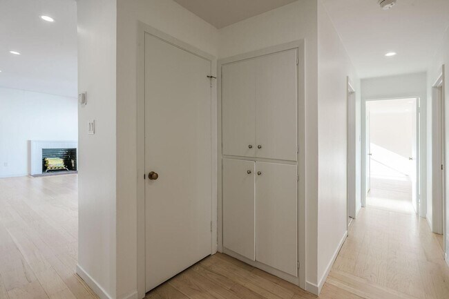 Building Photo - Beautiful 3 Bedroom / 2 Bath Single Family House in Burlingame!