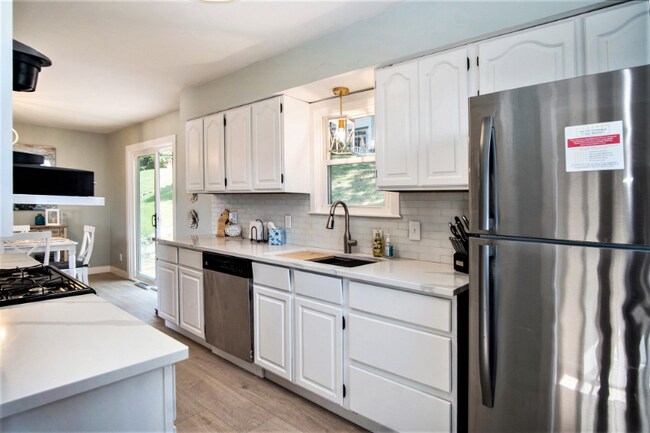 Building Photo - 2245 Lakeshore Dr