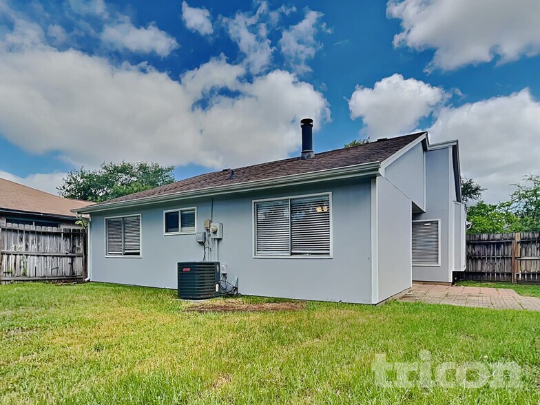 Building Photo - 13175 Pebblewalk Cir S