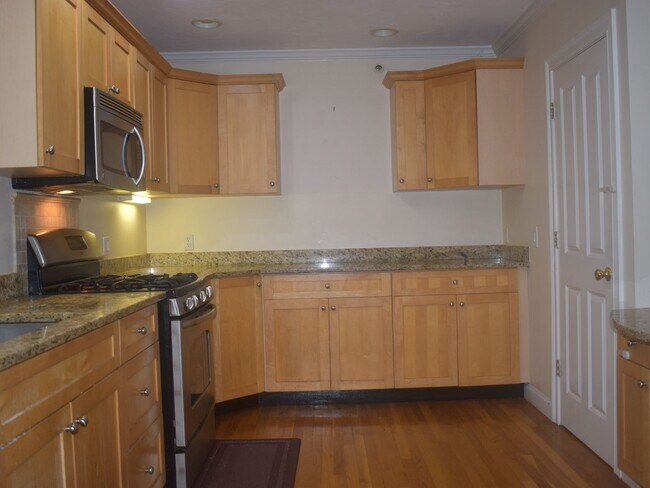 Building Photo - Townhome in Hingham
