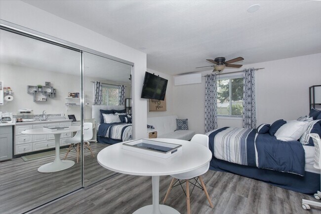 Building Photo - Spacious 4BD/4BA Home with Private Studio, located in the desirable Ferry St Bridge area!