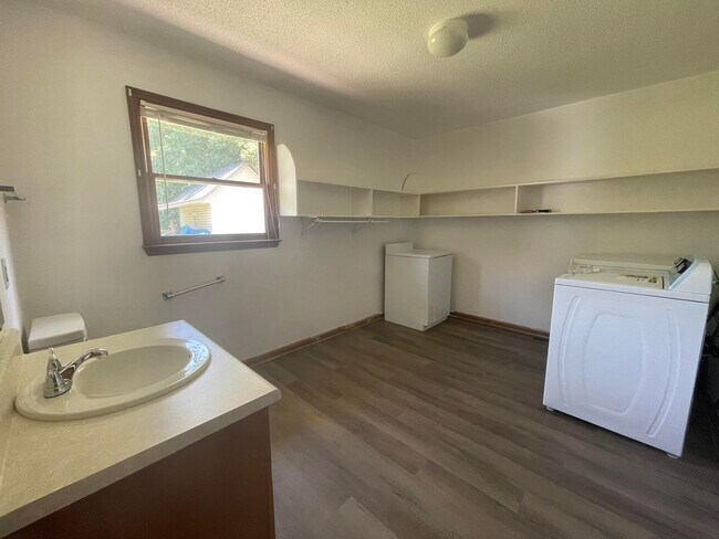 laundry room and half bathroom - 2656 Fairforest Clevedale Rd