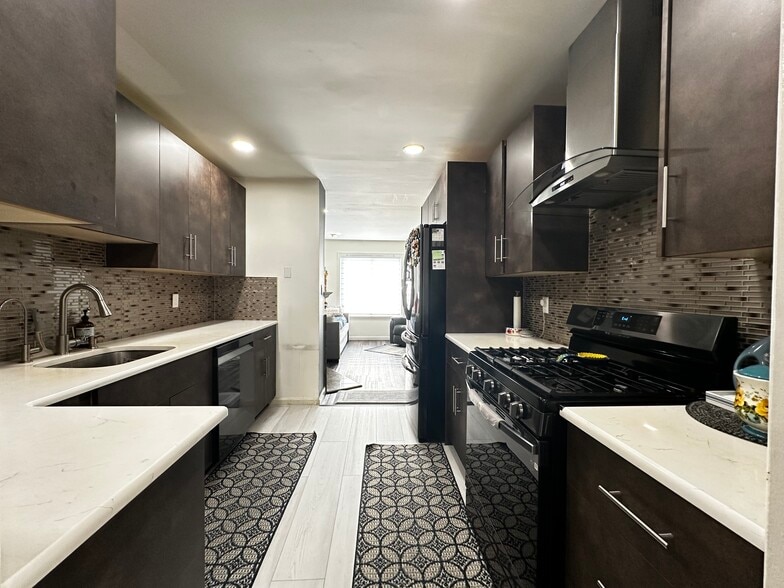 Building Photo - 107 Thoreau Dr