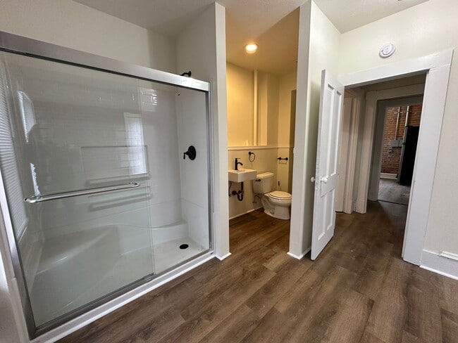 Building Photo - L1004