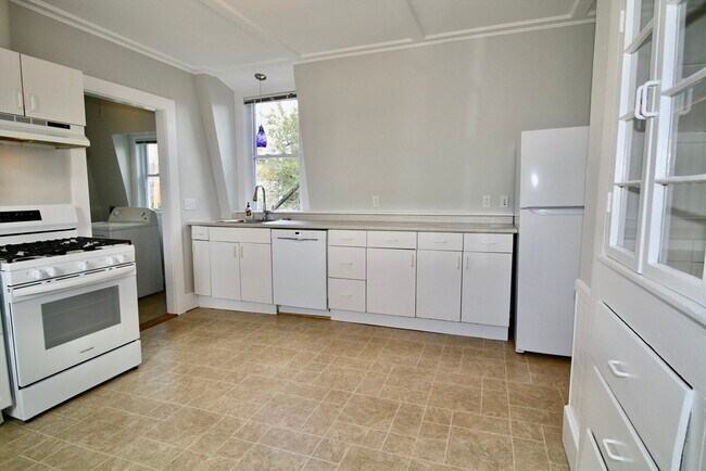 Building Photo - 2 Forest St