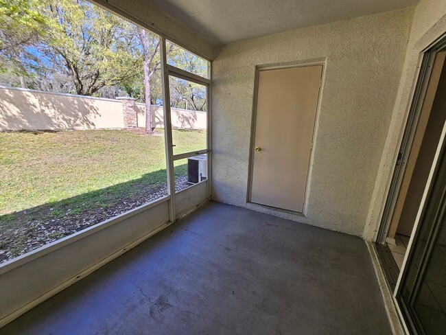 Building Photo - Brandon townhome with 2 bedrooms, 2 baths ...