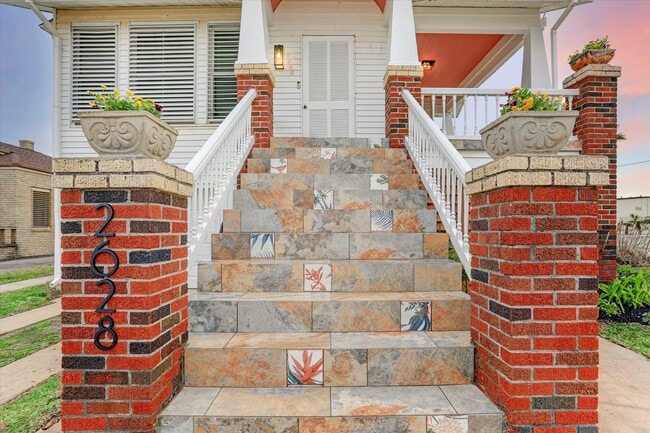 Building Photo - 3828 Seawall Blvd