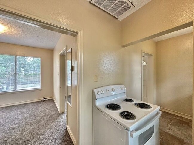 Building Photo - Available Now! Refreshed 1 Bedroom 1 Bath ...