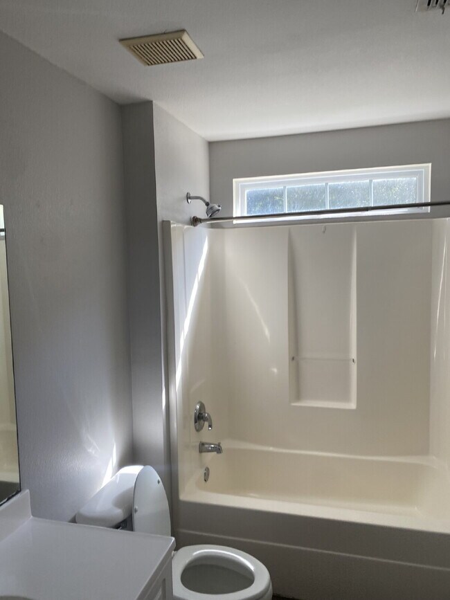 Building Photo - Beautiful 3 Bedroom 3 Bath