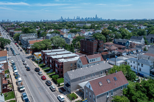 Building Photo - 3819 W Diversey Ave