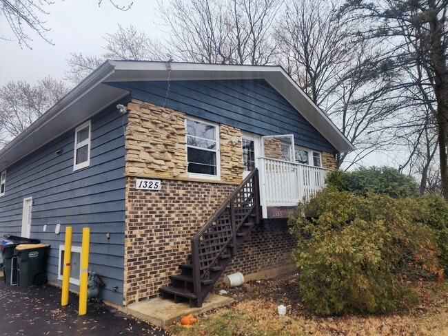 Building Photo - 1325 N Glenview Ct