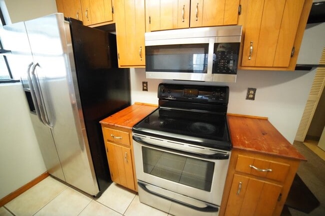 Building Photo - 1530 Merry Oaks Ct