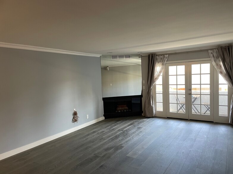 Recently remodeled large bedroom plus additional bonus room . - 901 10th St