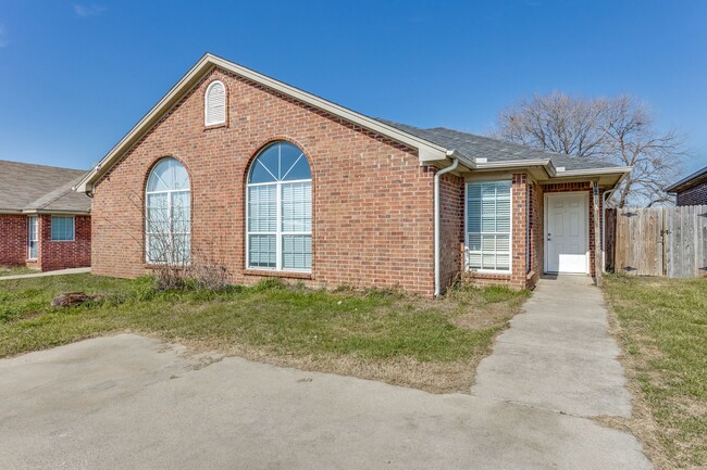 Building Photo - Dynamite Duplex in Arlington - Great Space!