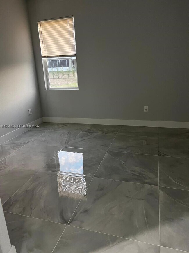 Building Photo - 5517 Ponce De Leon Blvd