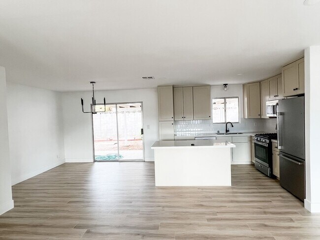 Building Photo - Stunning Single Story in Henderson