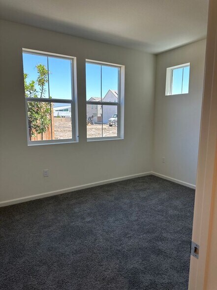 Building Photo - 4047 Summer Wy