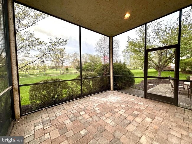 Building Photo - 513 Doral Cir