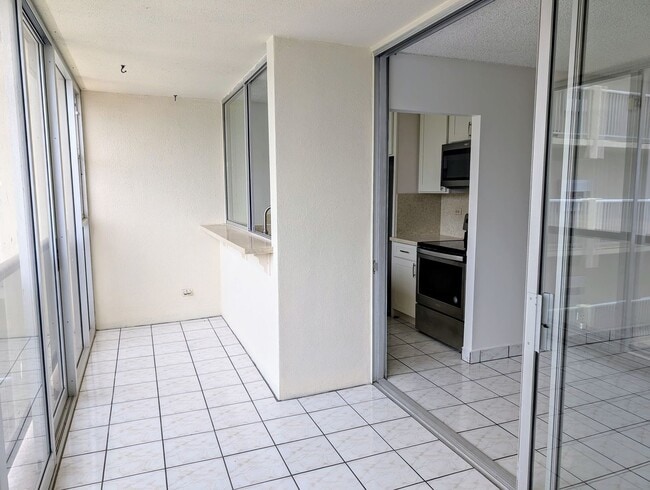 Building Photo - Large studio in the heart of Waikiki with assigned parking