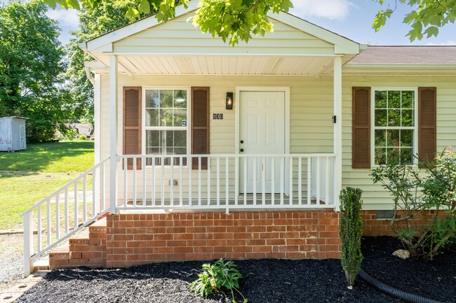 Building Photo - Three Bedroom Home Move in ready!
