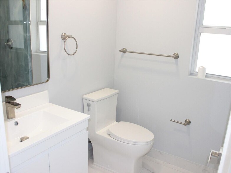 Building Photo - 522 SE 20th Ct