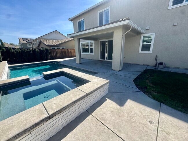 Building Photo - Stunning 5BR Home with Pool, Loft & 3-Car Garage!