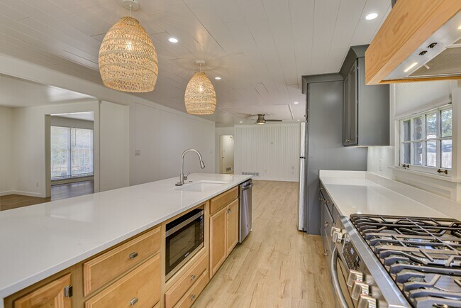 Building Photo - 3137 Edinburgh Dr