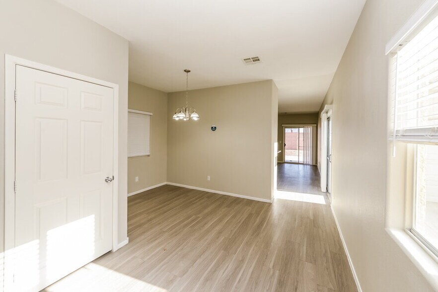 Building Photo - 3520 Terraza Mar Ave