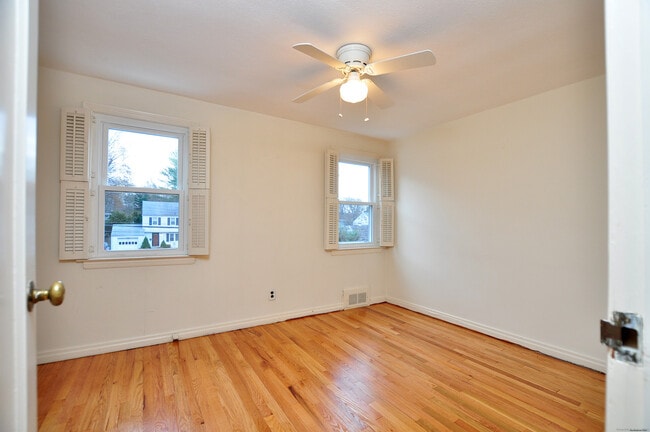 Building Photo - 19 Seneca Rd