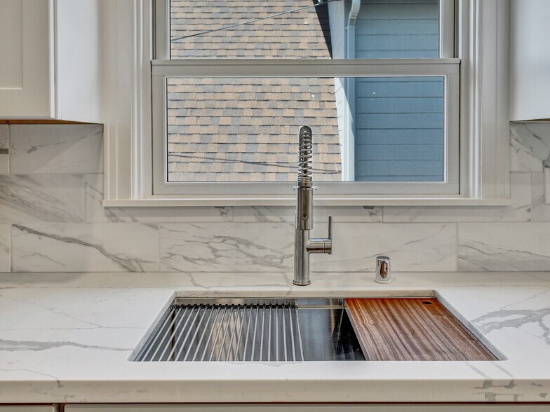 Building Photo - 1075 43rd St