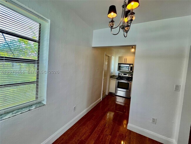 Building Photo - 525 NE 65th St