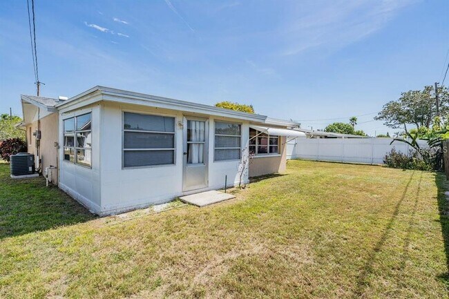 Building Photo - 2107 Maureen Dr