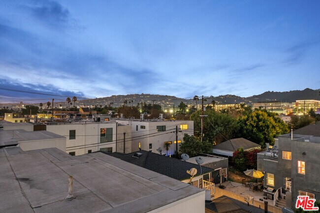 Building Photo - 807 N Detroit St