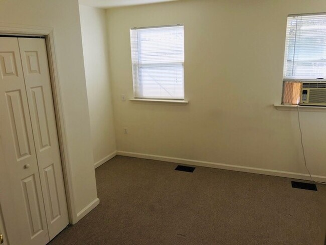 Building Photo - 2 Bed 2.5 Bath row house located just a short distance from RFK stadium in NE Washington, DC.