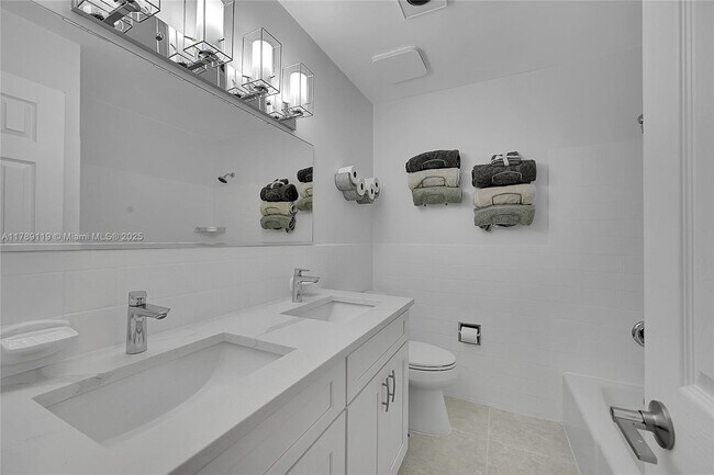 Building Photo - 810 SW 12th Ct