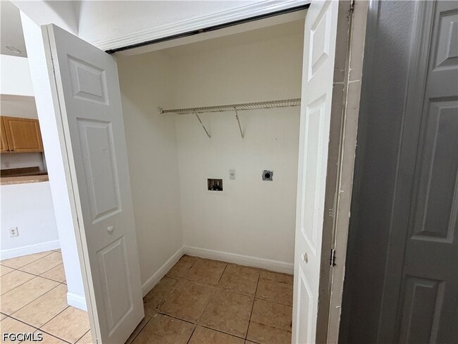 Building Photo - 527 NE 24th Pl