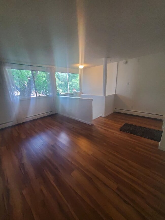 Building Photo - Large and Spacious One Bedroom Available i...