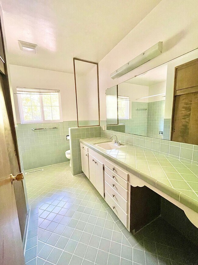 Building Photo - $3,900/month – Rare Country Feel on an Expansive Lot in One of Santa Rosa's Desirable Neighborhoods!