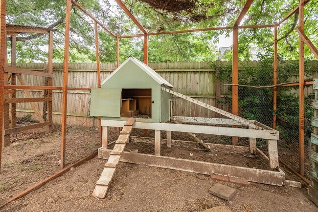 Building Photo - Cute 3 BR Bungalow with Backyard Oasis!