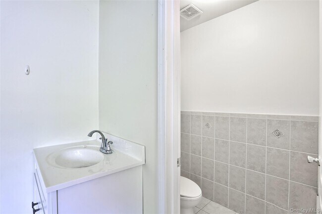 Building Photo - 160 Saddle River Rd