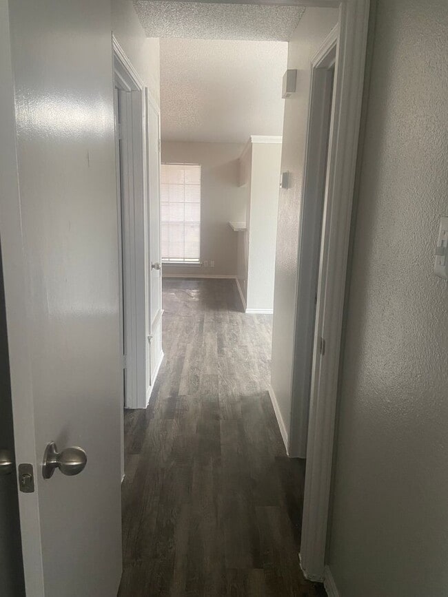 Building Photo - 2 bedroom 2 bath Duplex