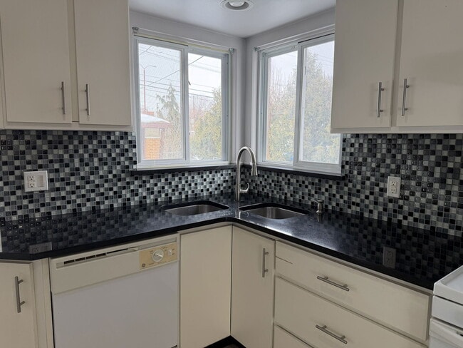 Building Photo - 33042 Slocum Dr