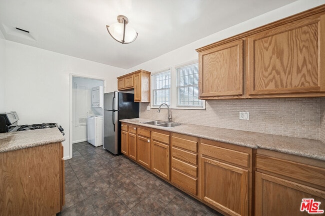 Building Photo - 7758 Rosewood Ave