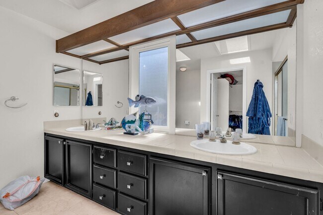 Building Photo - INCREDIBLE LOCATION... END OF CUL DE SAC WITH OVER 100 FEET ON WATER... MARVELOUS DOCK AND DECK W...