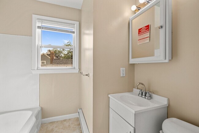 Building Photo - 18 St Clair St