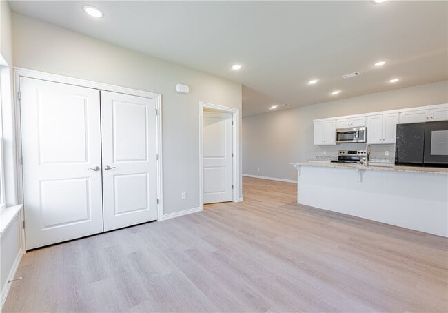 Building Photo - 1406 SW Casuarina Dr