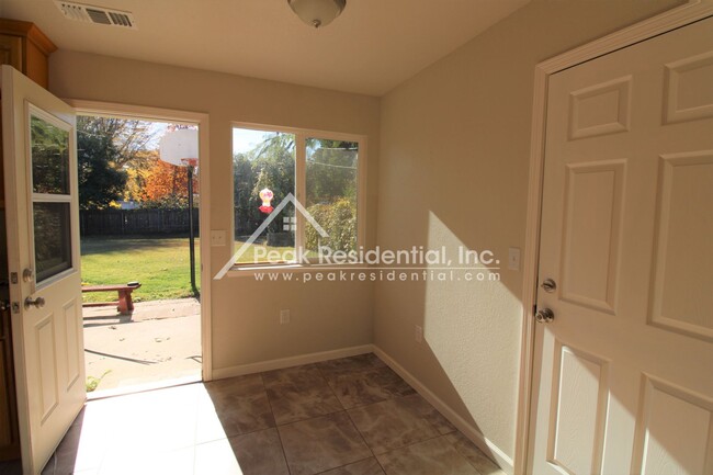 Building Photo - Updated 2bd/1ba Orangevale Duplex with Gar...