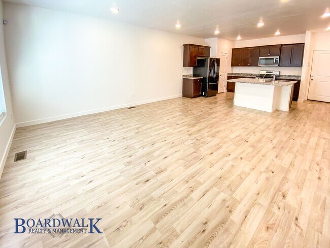 Building Photo - Beautiful 4 bedroom Townhome in West Valley!