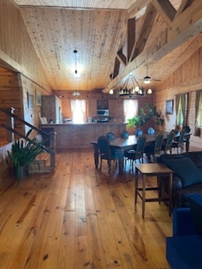 Building Photo - 2 Bedroom Condo on horse farm in Springfie...